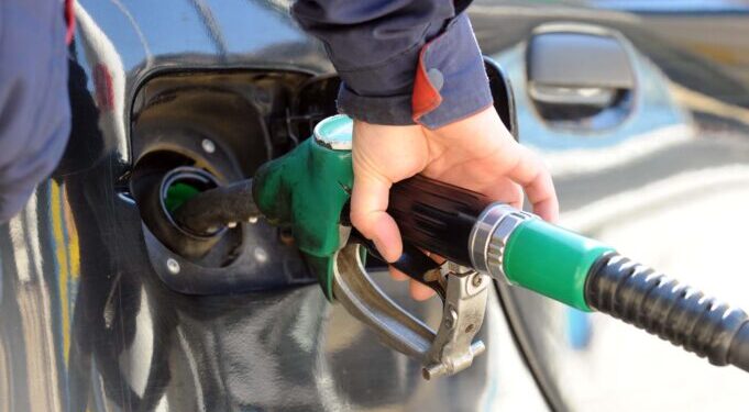 OPATIJA, 08. 03. 2011. - BENZIN, BENZINSKA STANICA, NAFTA, PUMPA, POSKUPLJENJE, CIJENA, TANK, TANKANJE, 10 KN, INA  SNIMIO: VEDRAN KARUZA