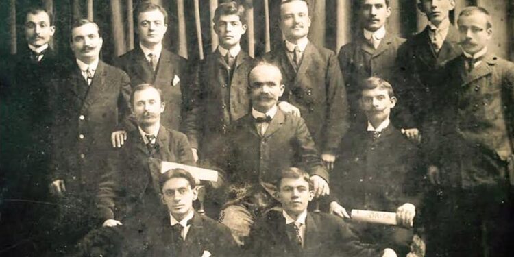 Ne ditet e para te janarit 1906, 111 vjet me pare, themelohej ne Buffalo N.Y., e para shoqeri shqiptare kombetare ne SHBA, "Malli i Memedheut".
Nese lexojme emrat e themeluesve qe shfaqen ne foto, Petro Nini Luarasi, Mina Grameno, Llambi Bimbli, Thanas Visso Mborja, Dhimitraq Negovani, etj., te gjithe shqiptare te shquar, nuk kemi pse habitemi per suksesin e diaspores shqiptare ne Amerike ne vitet qe do te pasojne.