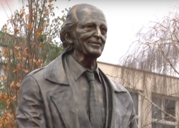 Dita e Flamurit zbulon shtatoren e Anton Çettës