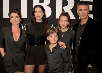 “Daily Mail” shkruan për Dua Lipën: Artistja me prindër refugjatë nga Kosova po u jep famë shqiptarëve në botë