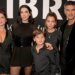 “Daily Mail” shkruan për Dua Lipën: Artistja me prindër refugjatë nga Kosova po u jep famë shqiptarëve në botë