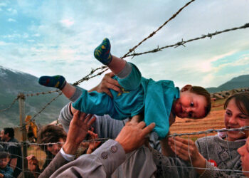 “A good picture talks to you”, përshkrimi i fotografisë më të famshme në botë që u realizua me një fëmijë kosovar në kohë lufte