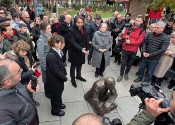 Kjo është artistja 20 vjeçare që krijoi skulpturën e njeriut të rezistencës