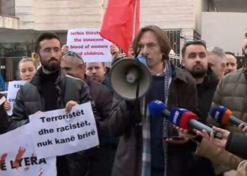 Protestë para ambasadës serbe në Tiranë, qytetarët thirrje në mbështetje të Kosovës