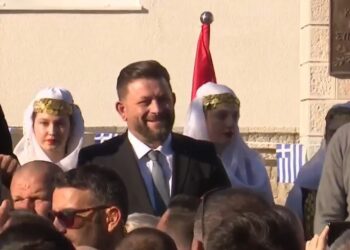 Sheshi në Derviçan do mbajë emrin e babait të Mitsotakis