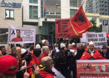 ‘Mitrovicën s’e japim’! Shqiptarët e Maqedonisë së Veriut protestë para ambasadës serbe në Shkup