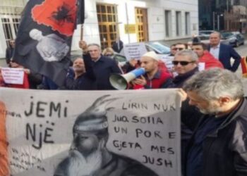 Protestë para ambasadës serbe në Tiranë, ja çfarë kërkojnë qytetarët