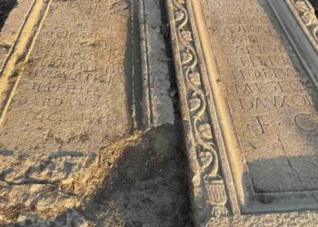 Arian Asllanaj tregon çka shkruan në pllakën që u gjet në Shkup