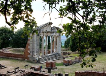 Muzeu Arkeologjik i Apolonisë ruan një prej gurëve miliar të rrugës Egnatia