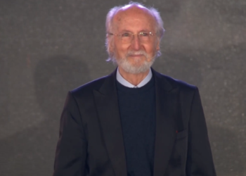 75-vjetori i Mirush Kabashit / Aktori i madh feston ditën e lindjes mes artistëve të rinj