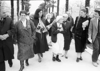 Kur Nënë Tereza shkoi në malësitë e Pukës për të vizituar motrat e veta dhe në shenjë respekti, hoqi kryqin nga qafa e ja dhuroi hoxhës…