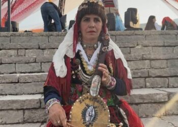 Gruaja e vetme lahutare e Malësisë mahnit Festivalin e Gjirokastrës: Po pakësohemi, po shkojmë drejt zhdukjes