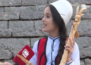 Vajza tropojane e lahutës, tradita e lashtë në Festivalin Folklorik Kombëtar