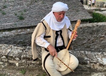 Lahutari nga Rugova, jeton në Zvicër, por nuk harron traditën