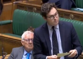 Deputeti britanik: Vuçiç na kërcënoi, ta thërrasim ambasadorin serb për të shpjeguar