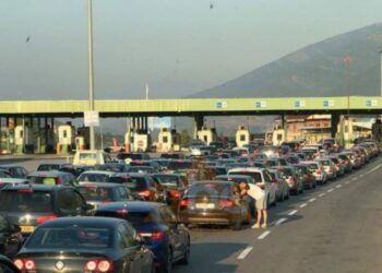 Shqiptarët e Kosovës vulosin çeljen e sezonit turistik, numër i madh hyrjesh në Morinë, drejt bregdetit