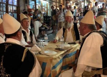 “Iso mbi kalldrëm“, turistët në Gjirokastër tërhiqen nga këngët polifonike