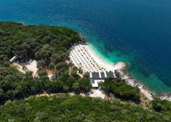 Po gërmojnë Butrintin që të sajojnë plazhe për turistin e dështuar masiv që vjen për… alkool të lirë”! – Ksamili, një fshat betoni.