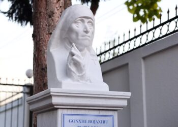 Përurohet busti i Nënë Terezës në Ambasadën e Kosovës në Shkup
