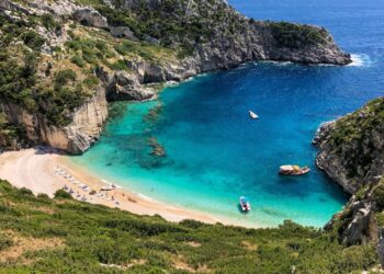 “Po shkatërrohen mbishkrimet e gdhendura që në shekullin e VI para erës së re”- Deputetja kërkesë zyrtare UNESCO: Gjiri i Gramës të futet në listën e pasurive botërore