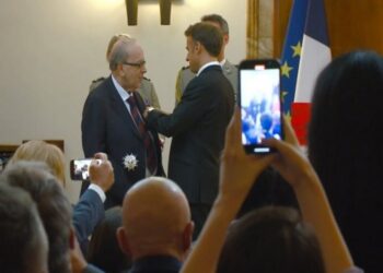Macron i dorëzon Ismail Kadaresë dekoratën e “Oficerit të Madh të Legjionit të Nderit”
