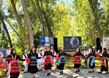 Dritëro Agolli përkujtohet në fshatin e tij në 92-vjetorin e lindjes