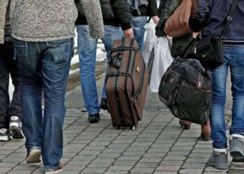 “18% me valixhe gati”, 31% e shqiptarëve duan të emigrojnë, niveli më i larti në Ballkan