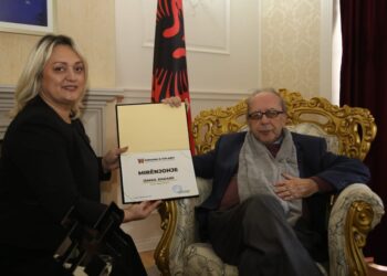 Ismail Kadare nderohet nga Komuna e Gjilanit