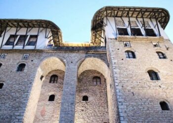 Riparohet çatia e banesës së Zakateve në Gjirokastër