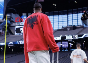 Pas Drake, futbollisti i famshëm i NFL-së shfaqet në stadium me shqiponjën dykrenare