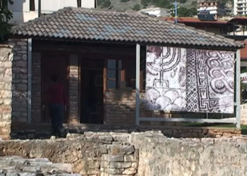 Në rrezik sinagoga e Sarandës/ Fadromat dhe çekiçët po gërmojnë pranë rrënojave antike në qendër të qytetit