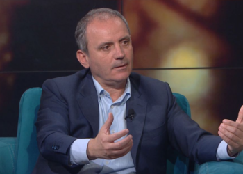 ‘Sharlatanët’ që dalin në media dhe intelektualët e peticionit