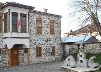 Intelektualët shqiptarë peticion AMA-s: Largoni sharlatanët nga ekranet, po kultivojnë psikoza të sëmura në opinionin publik