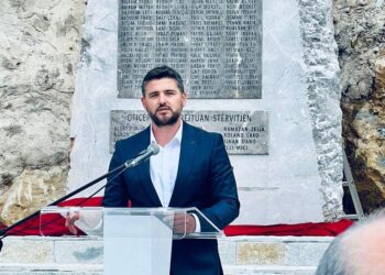 Marin Mema ngre memorialin në nderim të dëshmorëve!