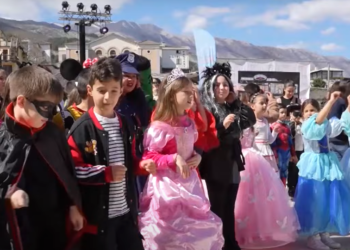 Karnavalet në Gjirokastër! Festa e verës zgjati katër ditë, shtohen vizitorët në qytetin turistik