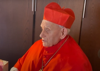 Kardinali shqiptar uron besimtarët nga Vatikani: Jetojmë në kohën e të papriturave, paqe e begati për popujt