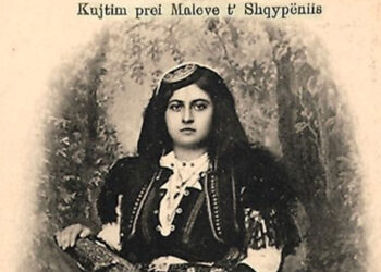 Kartolina, dritarja prej ku bota u njoh dhe u magjeps me bukurinë e gruas dhe veshjes tradicionale shqiptare