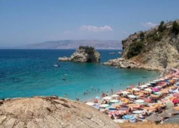 Një plazh në Shqipëri ka zyrtarisht “ujin më të kaltër në botë”