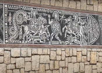 Në fasadën e bashkisë së Pogradecit shfaqet mozaiku Ilir i Selcës