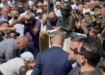 Përurohet në Skenderaj skulptura e 7 vjeçarit Leutrim Ahmetit, i vrarë gjatë luftës nga forcat serbe