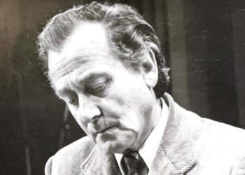 Orkestra e RTSH-së nën dirigjimin e Zhani Cikos në koncertin kushtuar Nikolla Zoraqit, në skenë dhe Tedi Papavrami