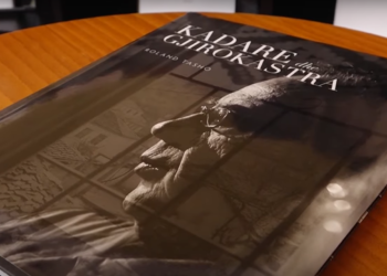 Të fotografosh Kadarenë! Albumi i Roland Tashos, foto e fundit e shkrimtarit me kostum popullor