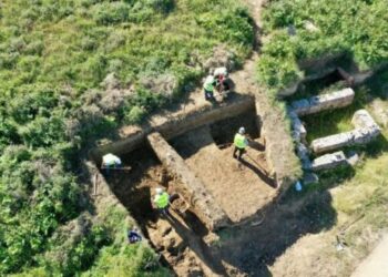 Zbulohet një varr monumental në hyrje të Parkut Arkeologjik të Amantias
