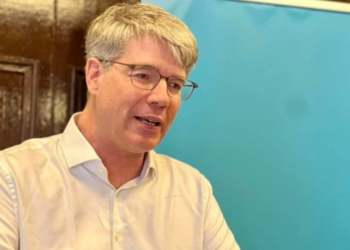 Schmitt: Sulltani ndaloi shqipen e zyrtarizoi serbishten