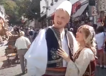 Gjakovarja që lindi në Gjirokastër gjatë luftës së Kosovës rikthehet pas 25 vitesh