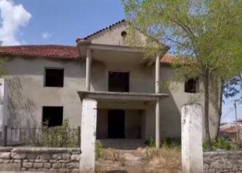 Shtëpi muze për Agollin, në fshatin e lindjes vendosen veprat e tij