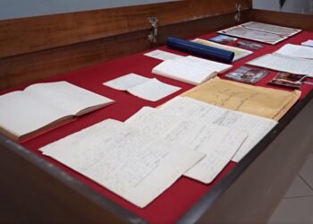 “Pasuria” e Kadaresë kthehet në Shqipëri, dorëshkrime të pabotuara, ide dhe drafte i dorëzohen Arkivës