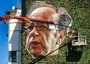 Rikthehet Mural Fest, portreti i Ismail Kadaresë përjetësohet në një pallat në Tiranë