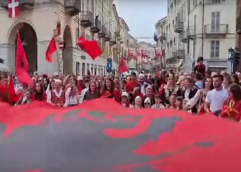 Parada “Rrënjët e zemrës”/ Itali, në rrugët e Astit marshimi i shqiptarëve të veshur kuq e zi