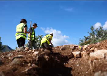 Zbulohen varre antike dhe arbërore në Shënmëri